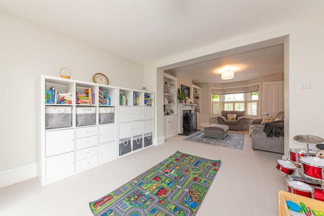 117 Weydon Hill Road (16).jpg