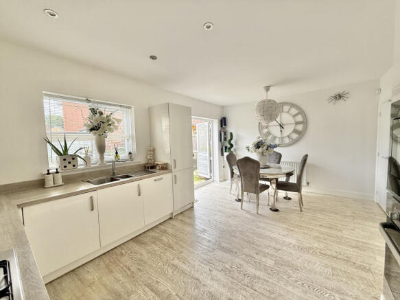 4 bed Detached for sale Image 5