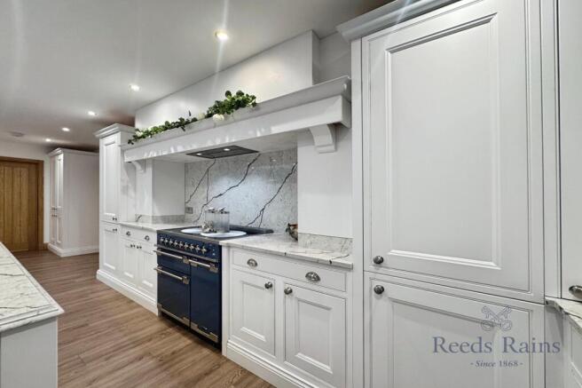 5 bed Detached for sale Image 12