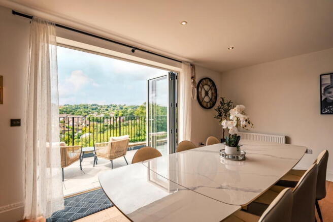 5 bed Detached for sale Image 12