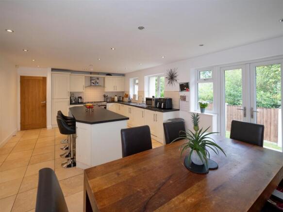 5 bed Detached for sale Image 4