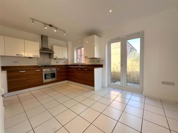 Generous Dining Kitchen 812