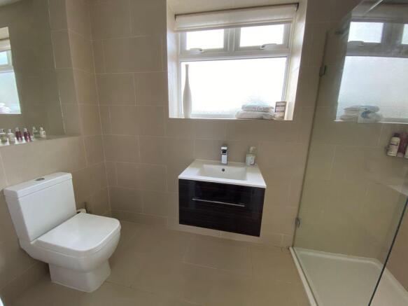 Ensuite to Bed 1