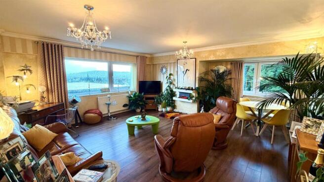 DOUBLE ASPECT LOUNGE/ DINING ROOM