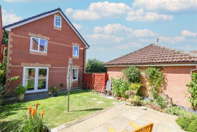 6 bed Detached for sale Image 11