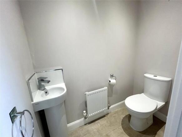 4 bed Detached to rent Image 8