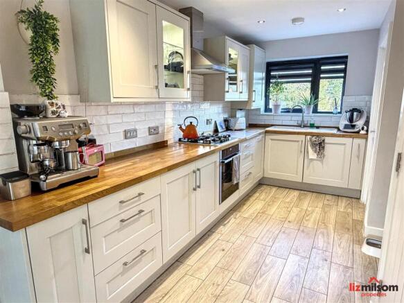 Splendid fitted Kitchen with many appliances