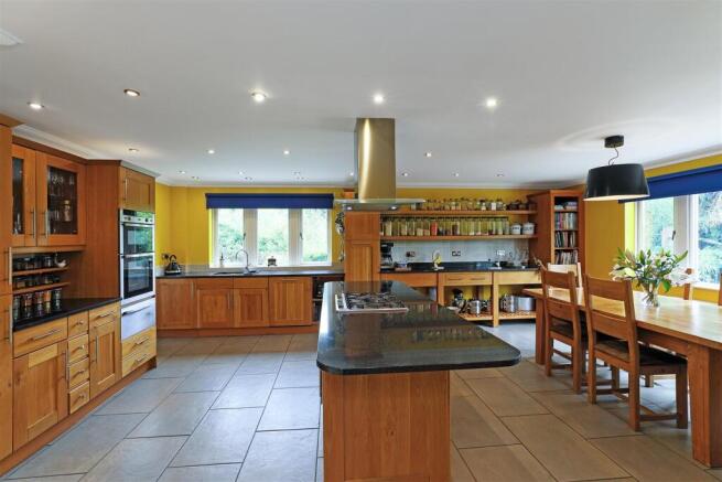 6 bed Detached for sale Image 8