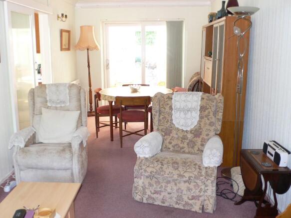 Lounge/Dining Area