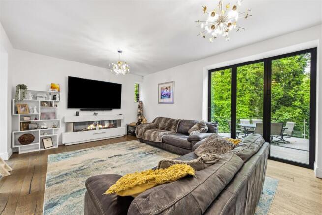 6 bed Detached for sale Image 9