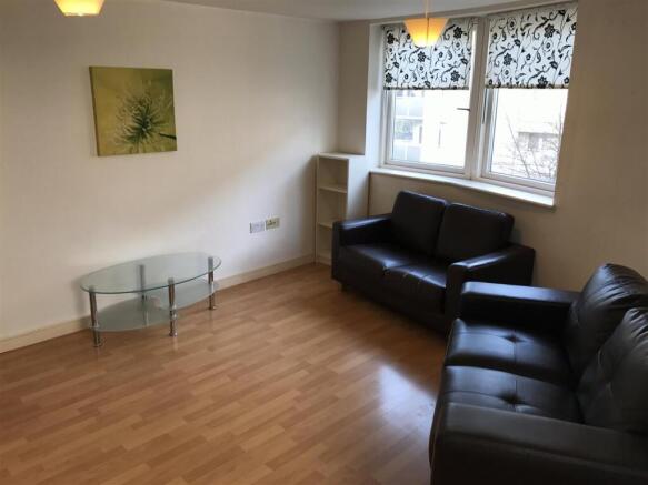 8 Royal Quay - Living room.JPG