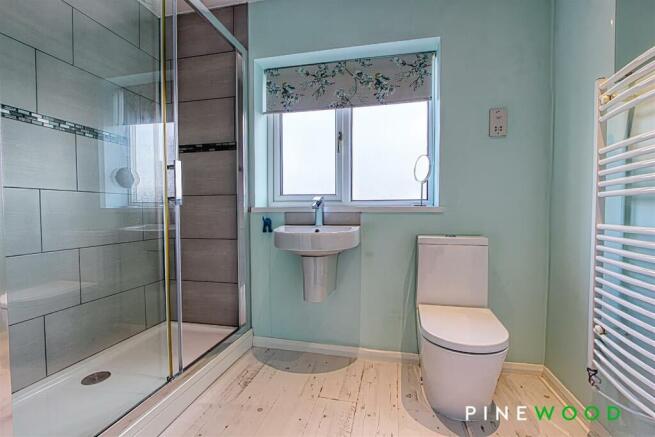 FAMILY SHOWER ROOM