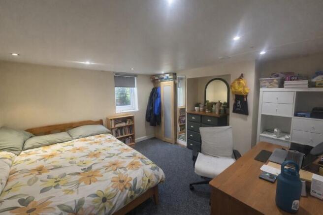 5 bed Not Specified to rent Image 4