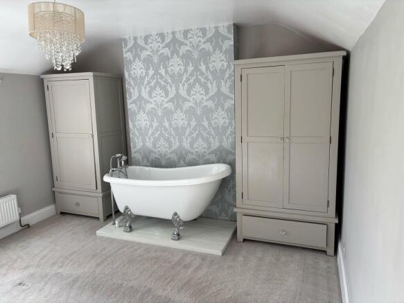 Main bed bath