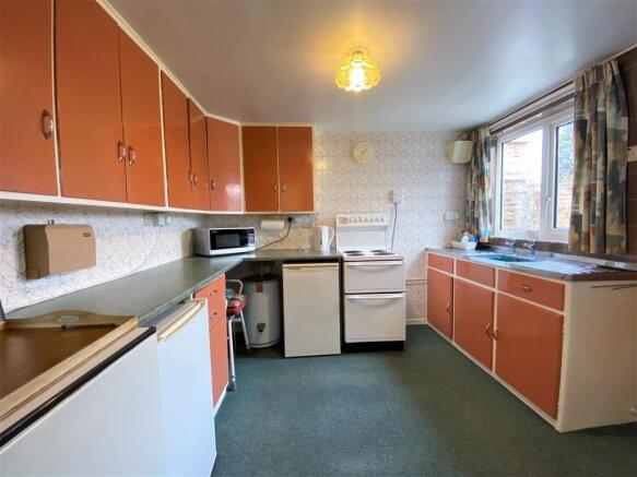 Spacious Fitted Kitchen 737
