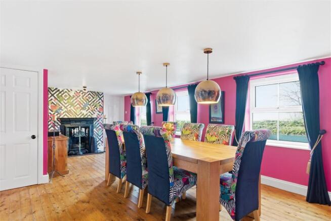 5 bed Detached for sale Image 8