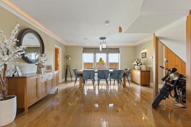 6 bed Detached for sale Image 10