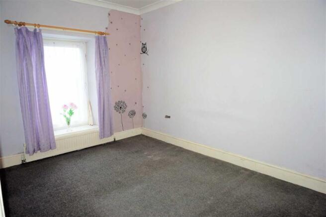 FRONT BEDROOM 1 :