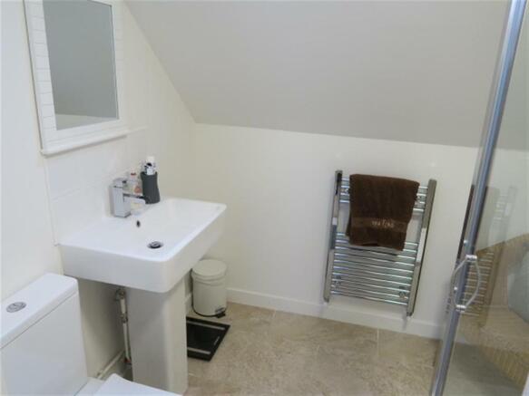 P003674 Ensuite.JPG