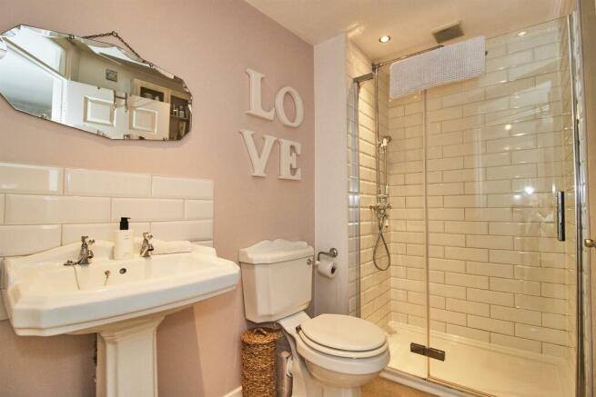EN SUITE SHOWER ROOM
