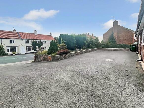 FRONT GARDEN & DRIVEWAY