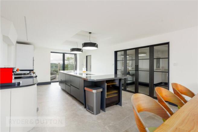5 bed Detached for sale Image 8
