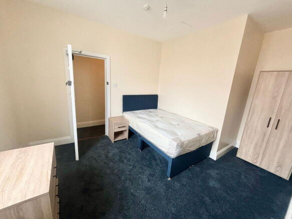 8 bed House Share to rent Image 6