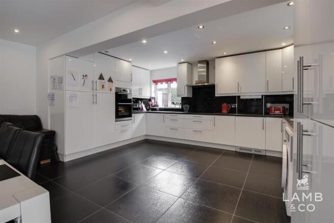 KITCHEN/DINING ROOM