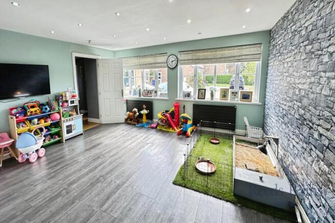 4 bed Detached for sale Image 11