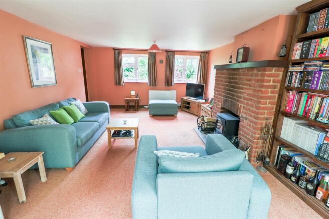 LIVING ROOM pic 2