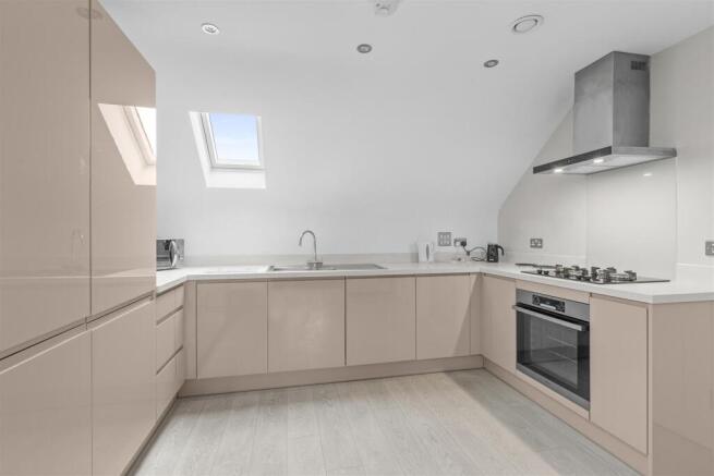 14 Queens Court, Amersham Road, HP15 7HN-3.jpg