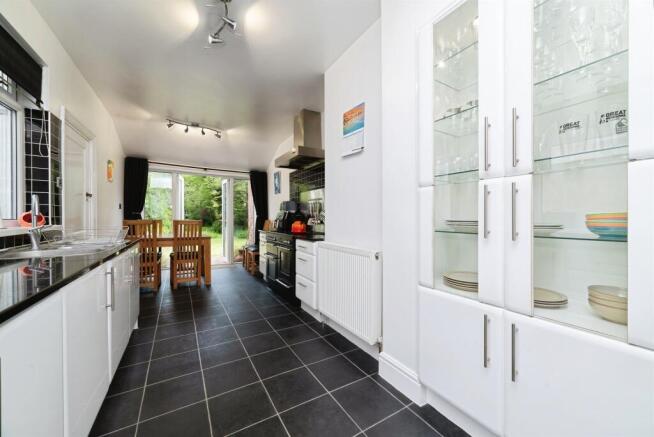 4 bed Detached for sale Image 8