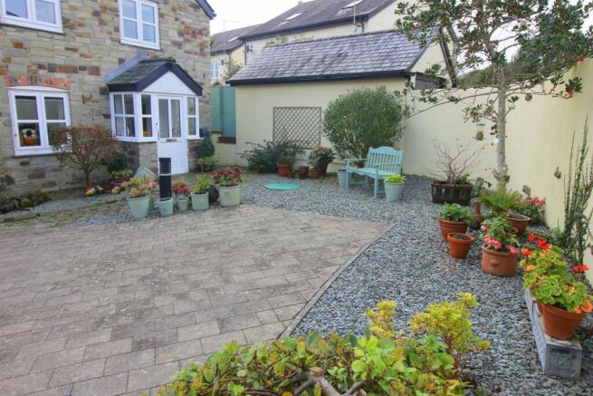 FRONT GARDEN