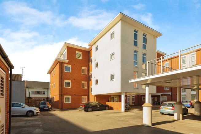 1-bed flat on Kerr Place, Aylesbury, £165,000