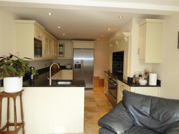 KITCHEN/BREAKFAST ROOM