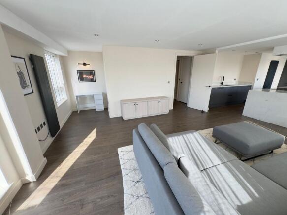2 bed Penthouse to rent Image 9