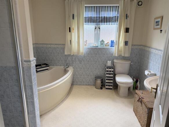 4 bed Detached for sale Image 10