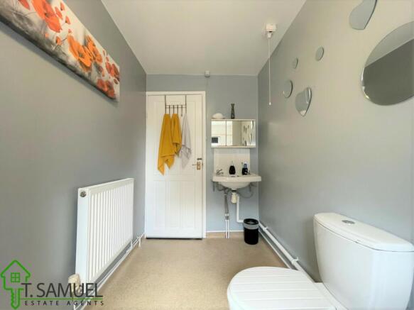 BATHROOM B
