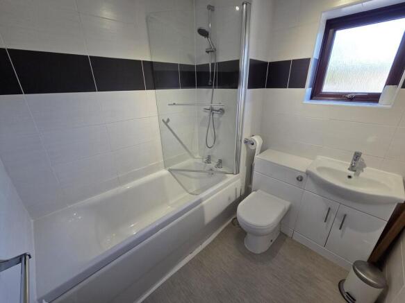 5 bed Detached to rent Image 10