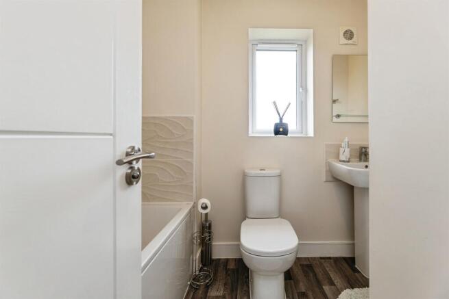 4 bed Detached for sale Image 7