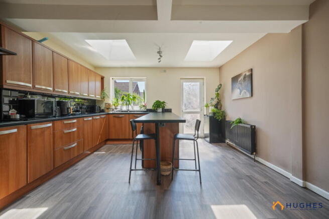5 bed Semi-Detached for sale Image 8