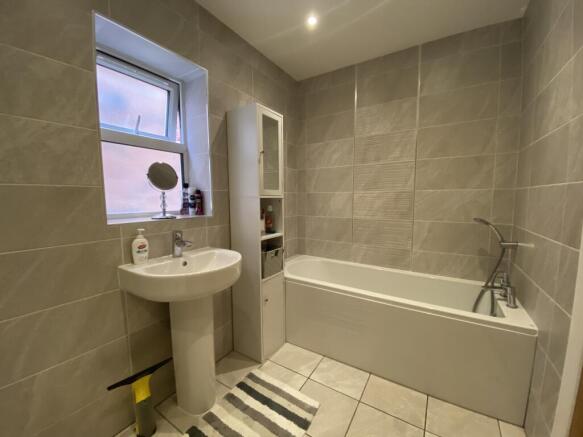 4 bed House to rent Image 9
