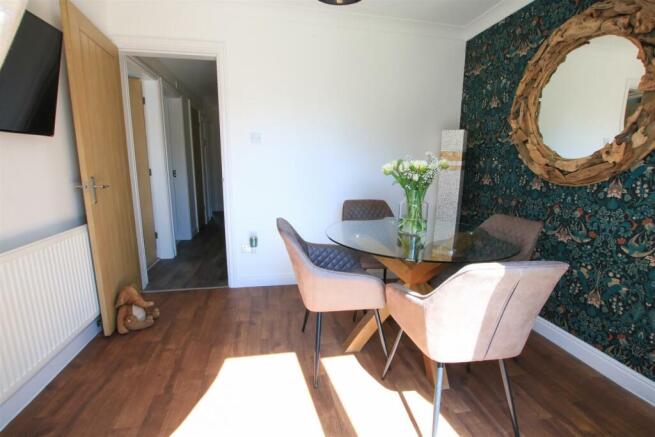 BEDROOM 2/ DINING ROOM