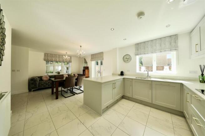 4 bed Detached for sale Image 12