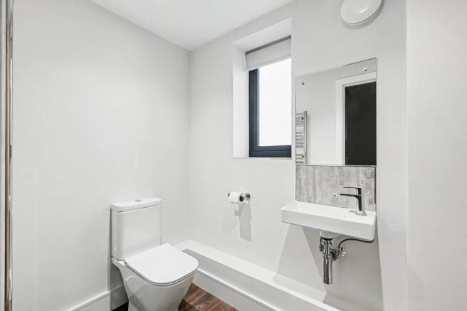 4 bed House to rent Image 11