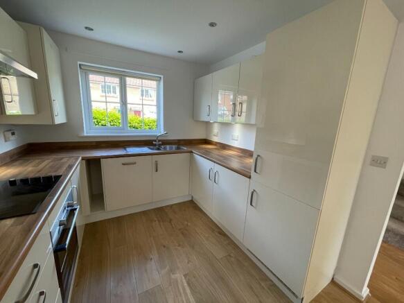 3 bed Semi-Detached to rent Image 5