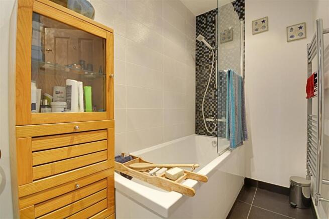 Bathroom 2.jpg