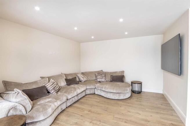 5 bed Detached for sale Image 7