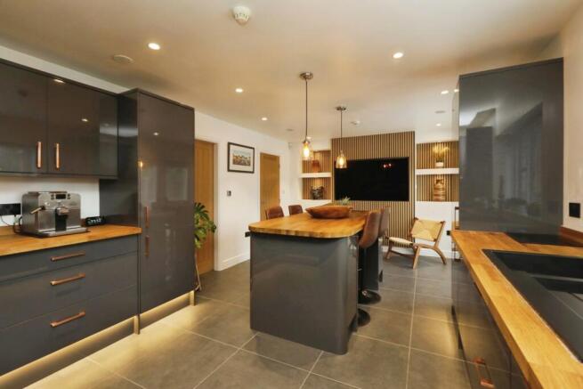 4 bed Detached for sale Image 9