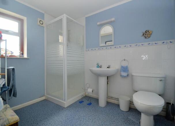 main en-suite.JPG